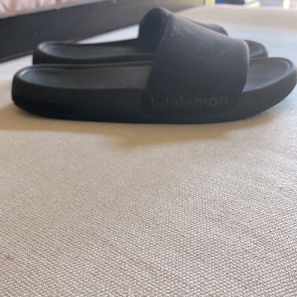 Lululemon slides black